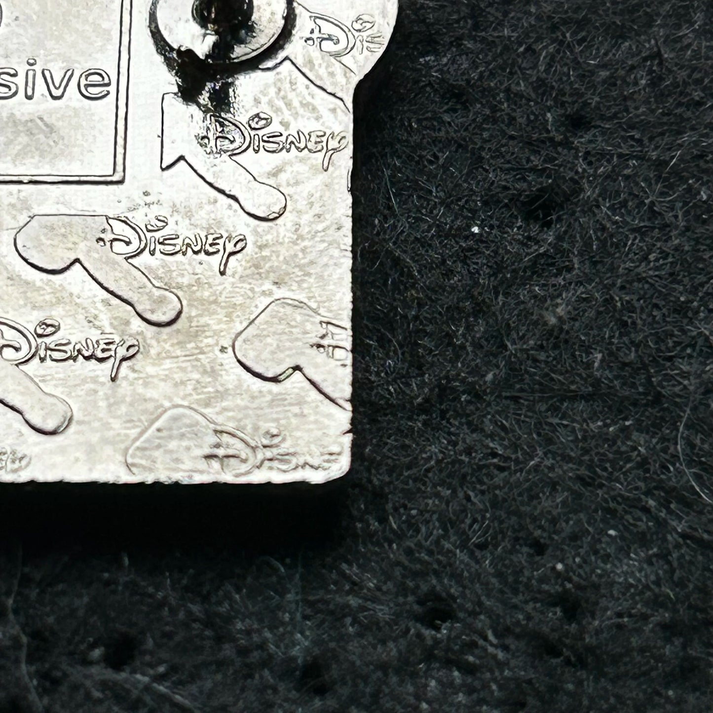 2003 - Disney Auctions - Shy Mickey Mouse - LE 250 - Disney Pin