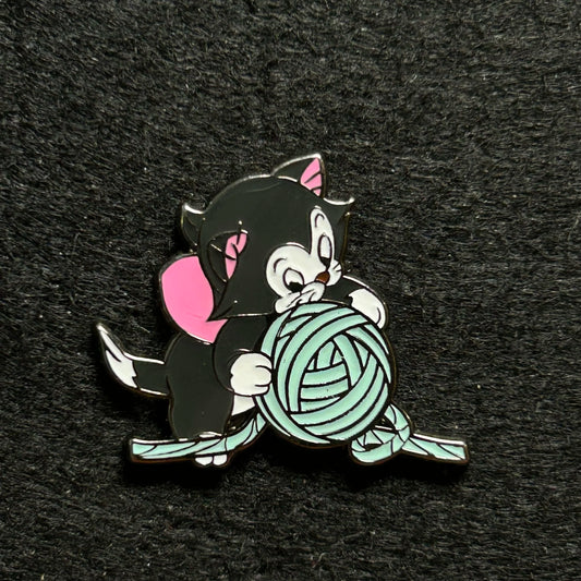 Loungefly - Figaro Playing With Yarn - Pinocchio - Disney Pin