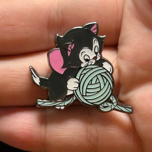 Loungefly - Figaro Playing With Yarn - Pinocchio - Disney Pin