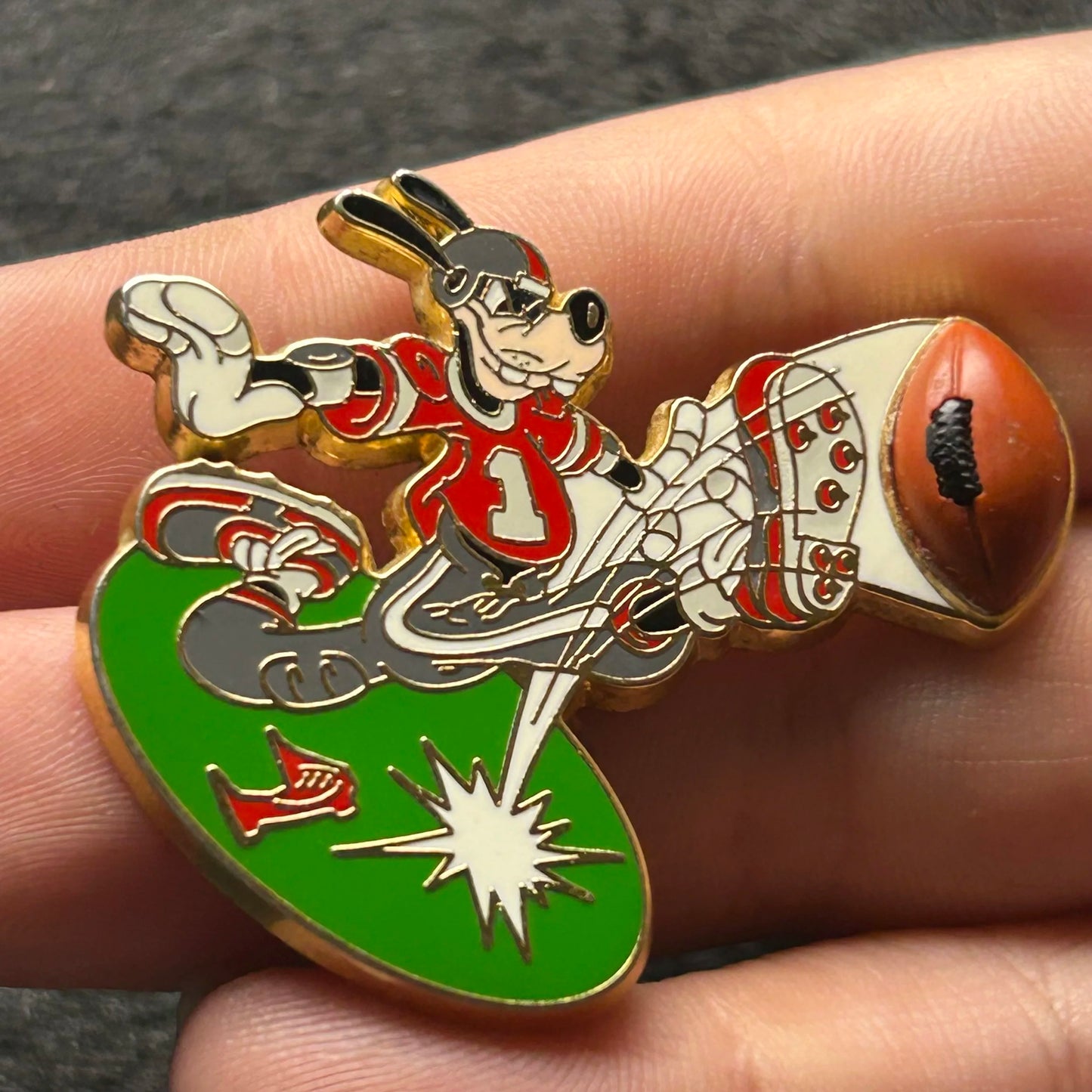 2002 - Goofy - Kicking Football - Disney Pin