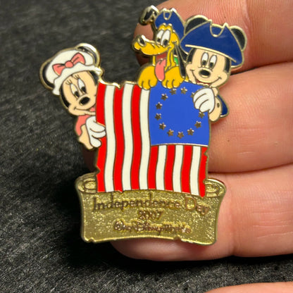 2007 - Mickey, Minnie Mouse and Pluto - American Flag - Independence Day - LE 3,000 - WDW - Disney Pin