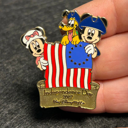 2007 - Mickey, Minnie Mouse and Pluto - American Flag - Independence Day - LE 3,000 - WDW - Disney Pin