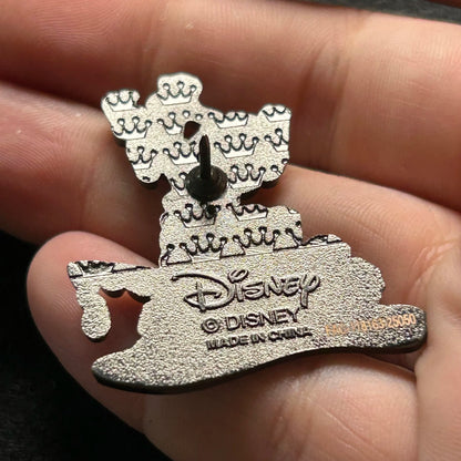 Loungefly - Goofy Fishing and Reading - Disney Pin