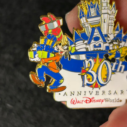 2001 - Mickey Mouse, Pluto, and Goofy - Christmas At the Castle - 30th - WDW - Disney Pin