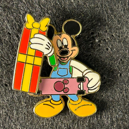 2002 - Mickey Mouse - Skateboard - Christmas Present - Slider - LE 3,500 - Disney Pin