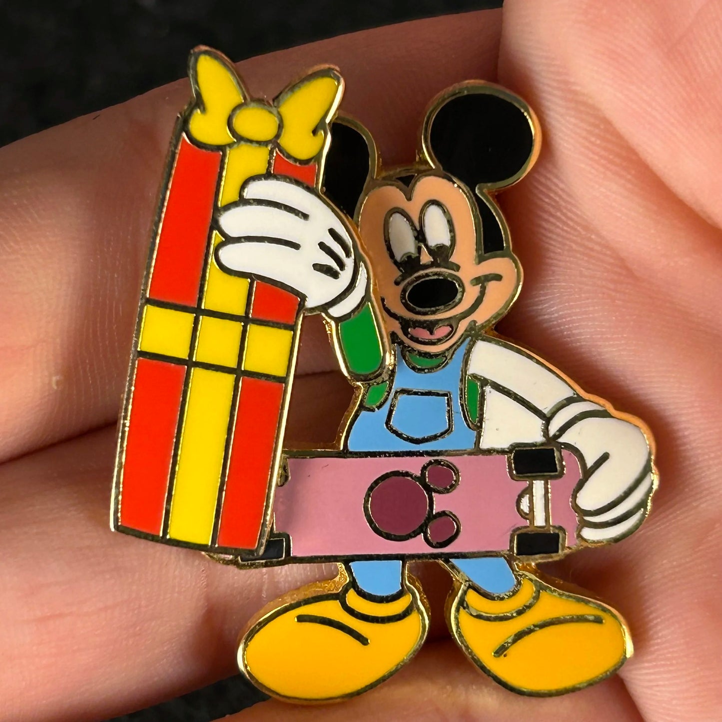 2002 - Mickey Mouse - Skateboard - Christmas Present - Slider - LE 3,500 - Disney Pin