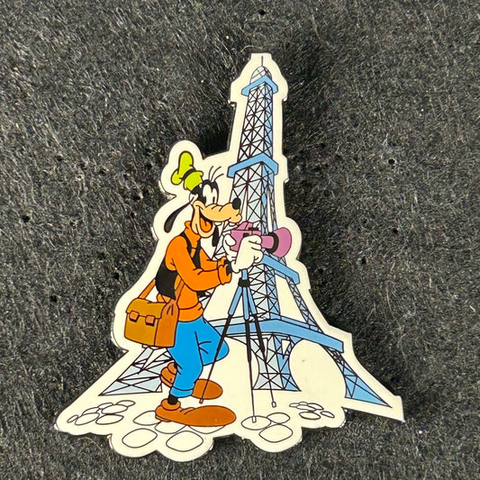 2001 - Goofy - Photographer - Eiffel Tower - Disneyland Paris - Disney Pin