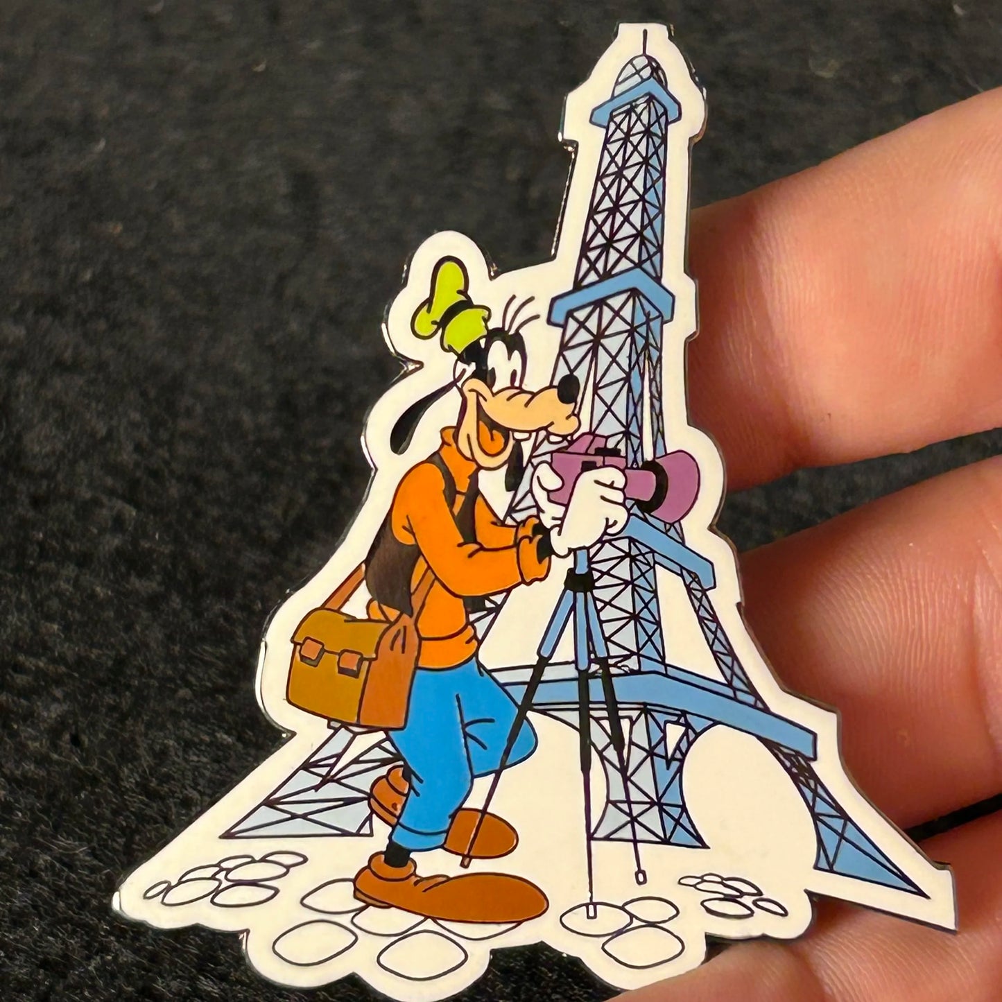 2001 - Goofy - Photographer - Eiffel Tower - Disneyland Paris - Disney Pin