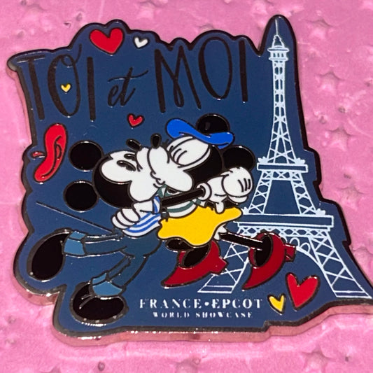 2020 - Mickey and Minnie Kissing - EPCOT - France - Pin
