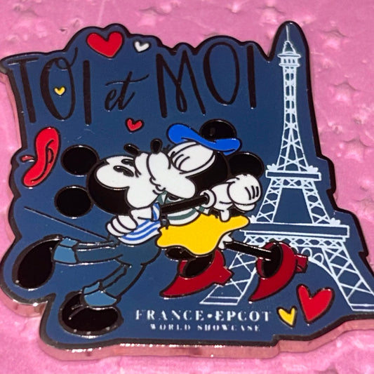 2020 - Mickey and Minnie Kissing - EPCOT - France - Pin
