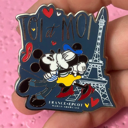 2020 - Mickey and Minnie Kissing - EPCOT - France - Pin
